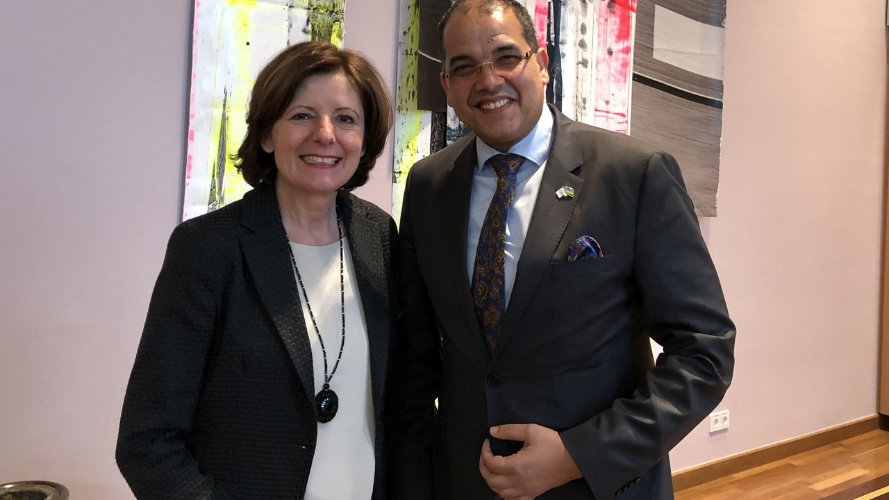 Ministerpräsidentin Malu Dreyer mit dem ruandischen Botschafter Igor César