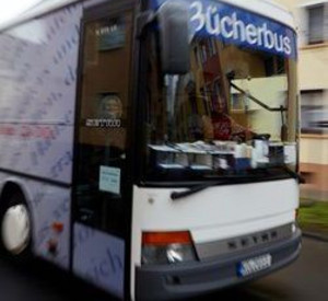 Der Bücherbus rollt durch Koblenz; Bild: dpa