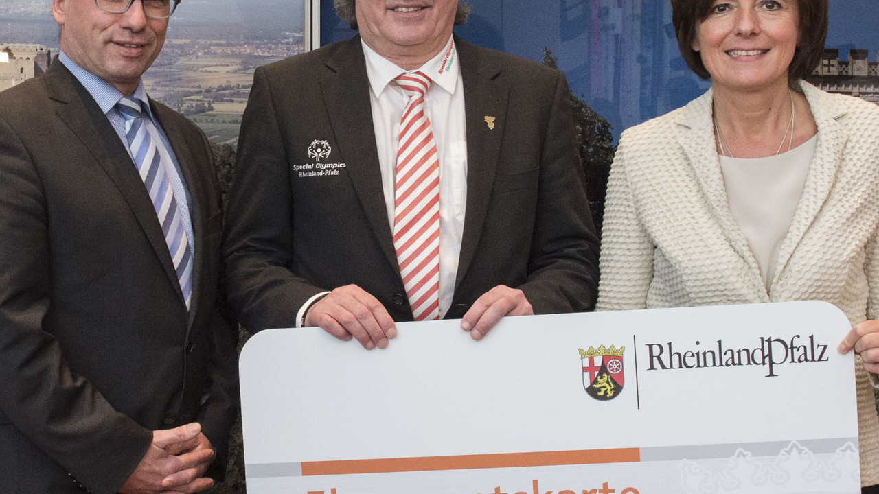 Ministerpräsidentin Malu Dreyer überreicht Ehrenamtskarte an Dietmar Thubeauville mit Wolfgang Treis, Oberbürgermeister von Mayen; Bild: Pulkowski