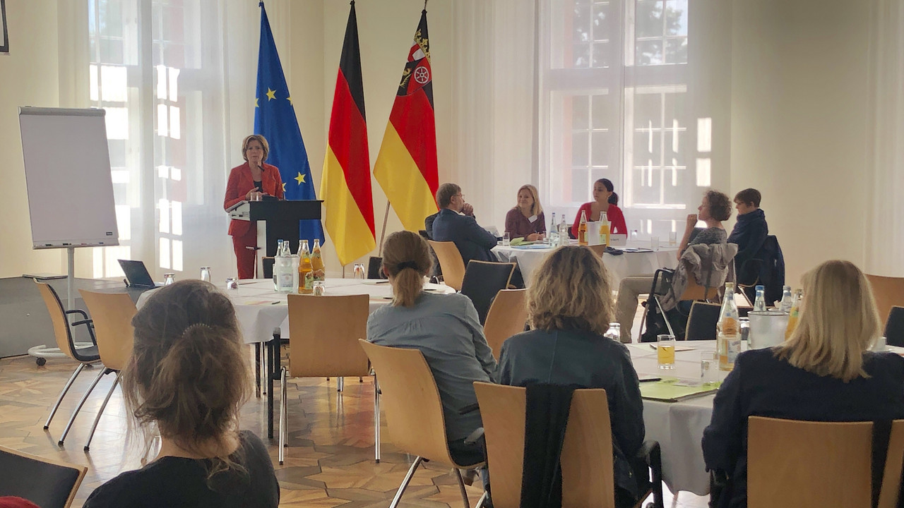 Ministerpräsidentin Malu Dreyer beim Beteiligungsprozesses zur Erstellung des Landesaktionsplans gegen Rassismus und Gruppenbezogene Menschenfeindlichkeit.
