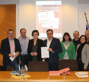 Die Ständige Vertreterin des Chefs der Staatskanzlei, Ministerialdirektorin Inge Degen, hat in Hagenbach zusammen mit Bürgermeister Reinhard Scherrer die Kooperationsvereinbarung für die Einführung der landesweiten Ehrenamtskarte unterschrieben.