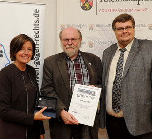 Überreichung des Jakob-Steffan-Preises an Volker Gallé durch Malu Dreyer und den Vorsitzenden des Vereins „Rheinhessen gegen Rechts e.V.“ Roland Schäfer; Foto: Kristina Schäfer / © Staatskanzlei