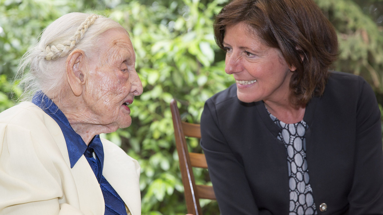 Ministerpräsidentin Malu Dreyer gratuliert Charlotte Klamroth aus Ludwigshafen im August zu ihrem 110. Geburtstag; Bild: rlp-Archiv