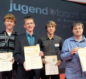 Timm Piper (l.), Hauptpreisträger im Bereich Physik beim Bundesfinale von „Jugend forscht", mit weiteren Preisträgern; Bild: dpa