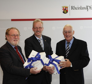 vlnr: Peter Itzel, Vorsitzender des Richterrats am OLG, Martin Stadelmaier, Chef der Staatskanzlei und Eberhard Schulte-Wissermann, Vorsitzender des Vereins „Pro Justiz Rheinland-Pfalz e.V.“ Bild: Pipprich