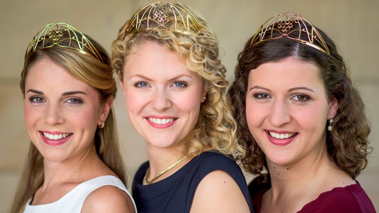 Weinkönigin Janina Huhn und die beiden Weinprinzessinnen Judith Dorst sowie Kathrin Schnitzius