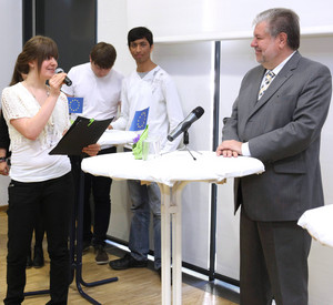 Ministerpräsident Beck diskutiert anlässlich des bundesweiten EU-Projekttages mit Schülerinnen und Schülern im Gymnasium am Kurfürstlichen Schloss in Mainz; Bild: Alexander Sell / © Staatskanzlei