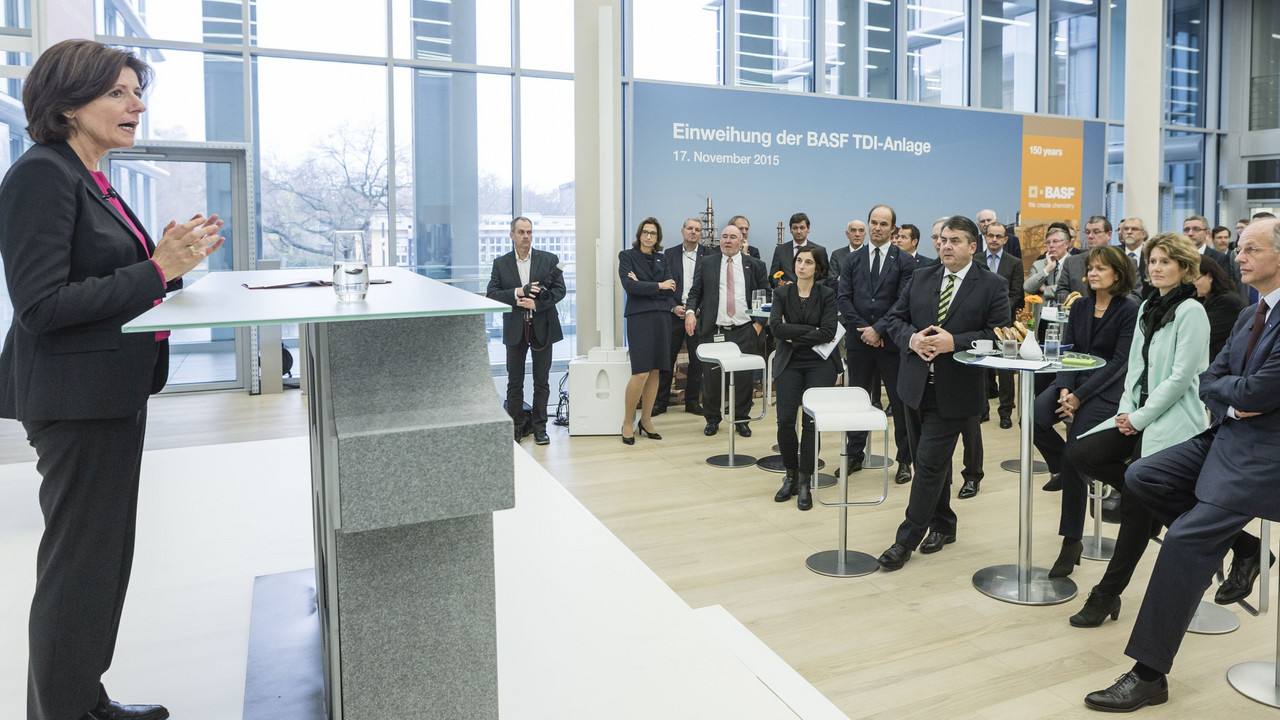 Ministerpräsidentin Malu Dreyer bei der Inbetriebnahme der neuen TDI-Anlage der BASF in Ludwigshafen