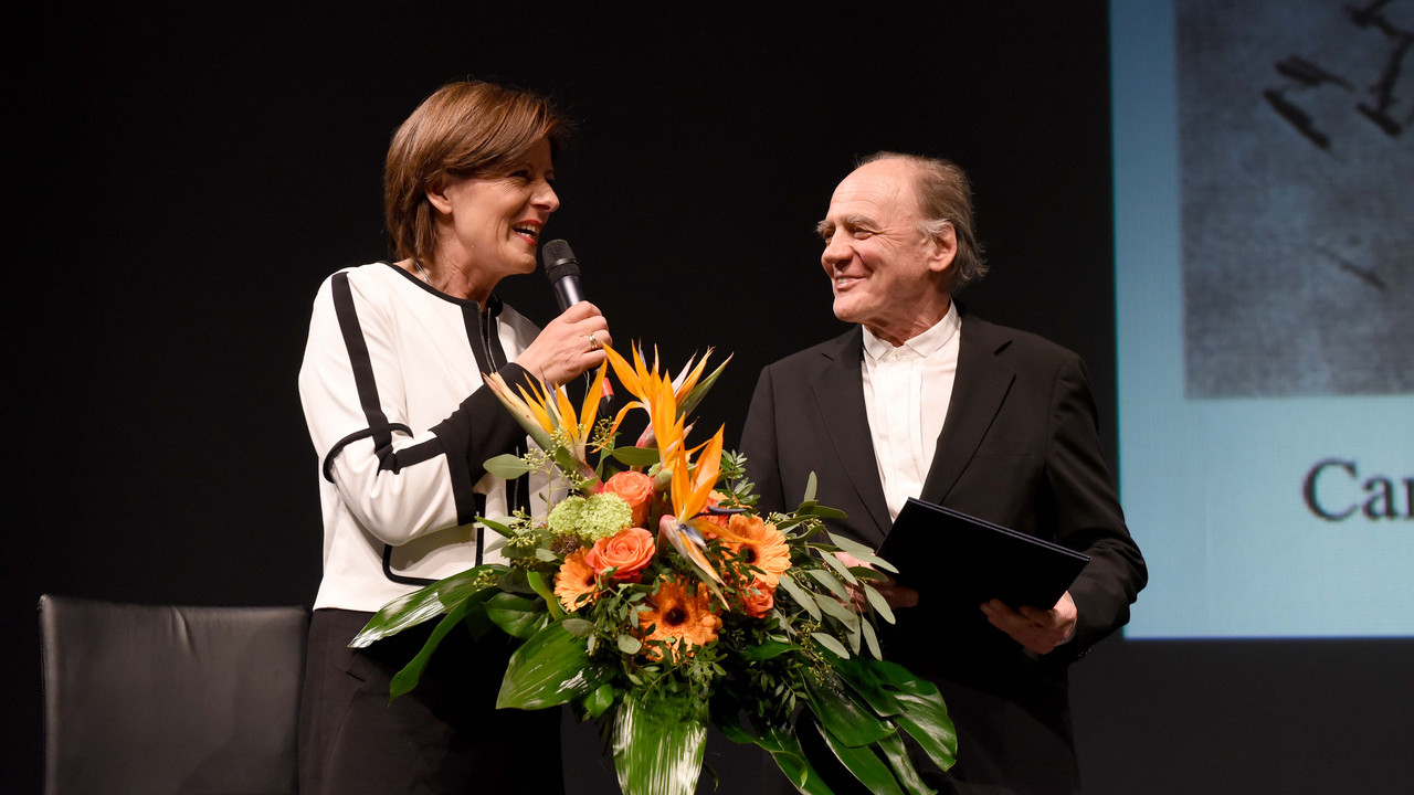 Ministerpräsidentin Malu Dreyer bei der Verleihung der Carl-Zuckmayer Medaille des Landes Rheinland-Pfalz an Bruno Ganz