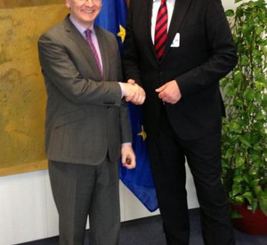 Sozialminister Alexander Schweitzer (r.) mit EU-Arbeits- und Sozialkommissar László Andor; Bild: MSAGD