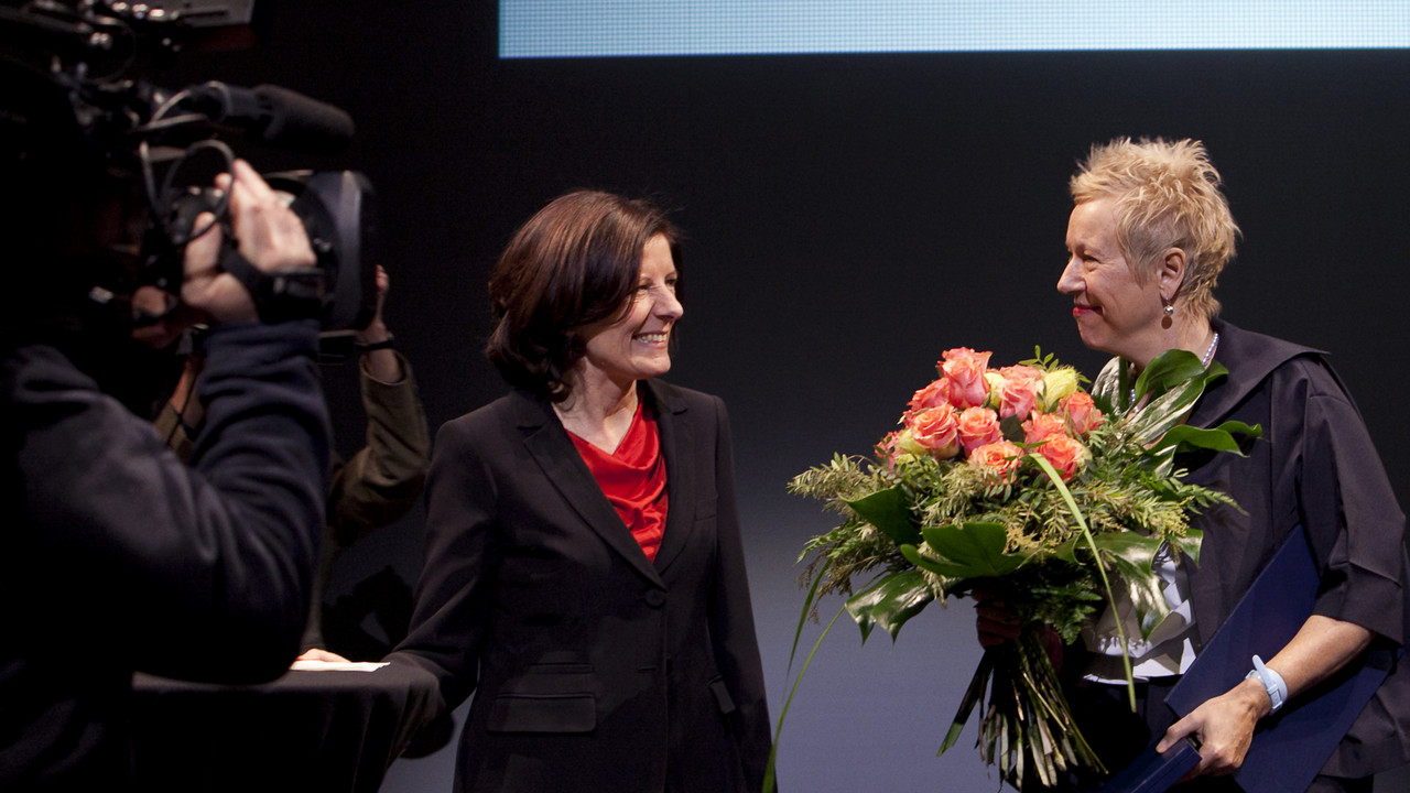 Ministerpräsidentin Malu Dreyer bei der Übergabe der Zuckmayer-Plakette an Doris Dörrie 2013