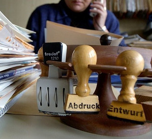 Beamter am Schreibtisch; Foto: dpa