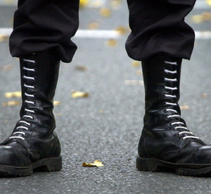 Springerstiefel mit weißen Schnürsenkeln; Bild: dpa