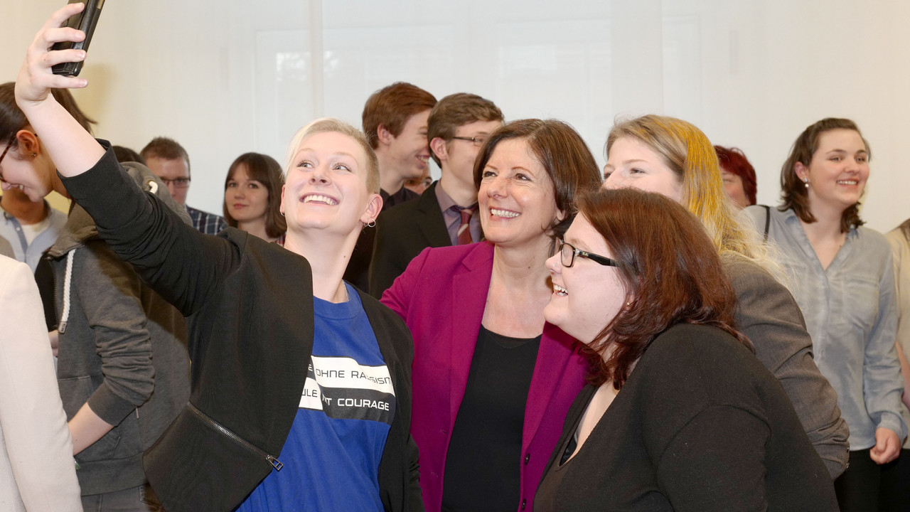 Ministerpräsidentin Malu Dreyer mit Preisträgern und Preisträgerinnen des Jugend-Engagement-Wettbewerbs