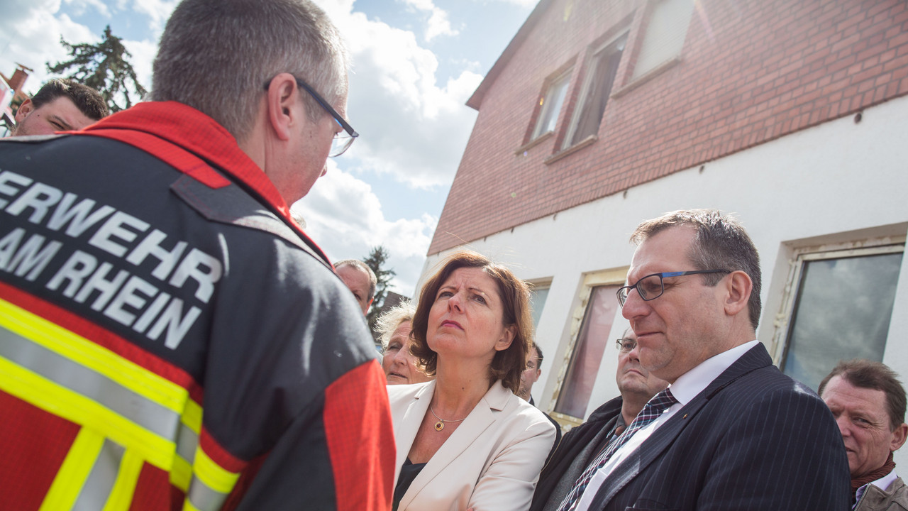 Ministerpräsidentin Malu Dreyer informiert sich am Brandort in Bingen