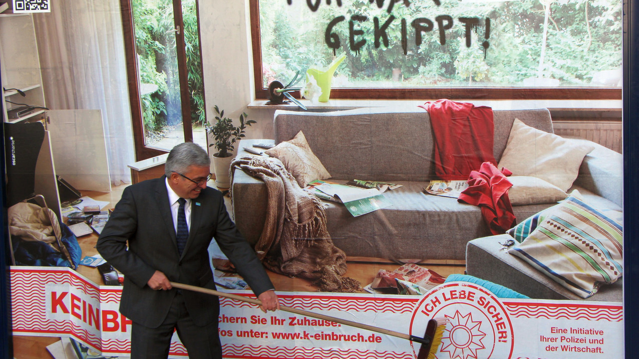 Minister Lewentz vor dem Plakat zur Kriminalprävention