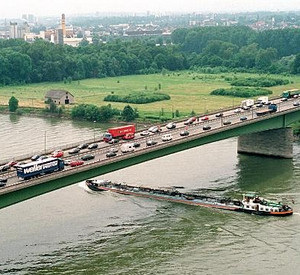 Schiersteiner Autobahnbrücke; Bild: dpa-Archiv