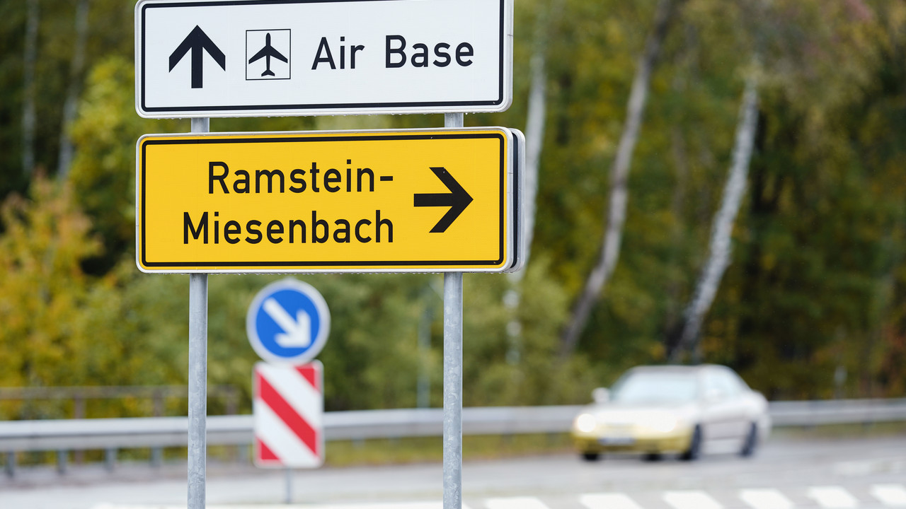 Verkehrsschilder mit der Aufschrift „Air Base“ und „Ramstein-Miesenbach“ stehen an einer Bundesstraße zum Flughafen
