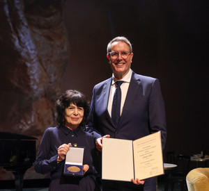Verleihung der Carl‑Zuckmayer‑Medaille 2026 an die Schriftstellerin Monika Helfer