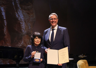 Ministerpräsident Alexander Schweitzer ehrt Monika Helfer: Vorbild und Mutmacherin