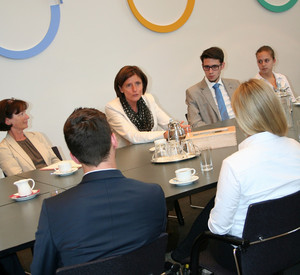 Schülerinnen und Schüler aus Speyer im Gespräch mit Ministerpräsidentin Dreyer; Bild: Staatskanzlei rlp