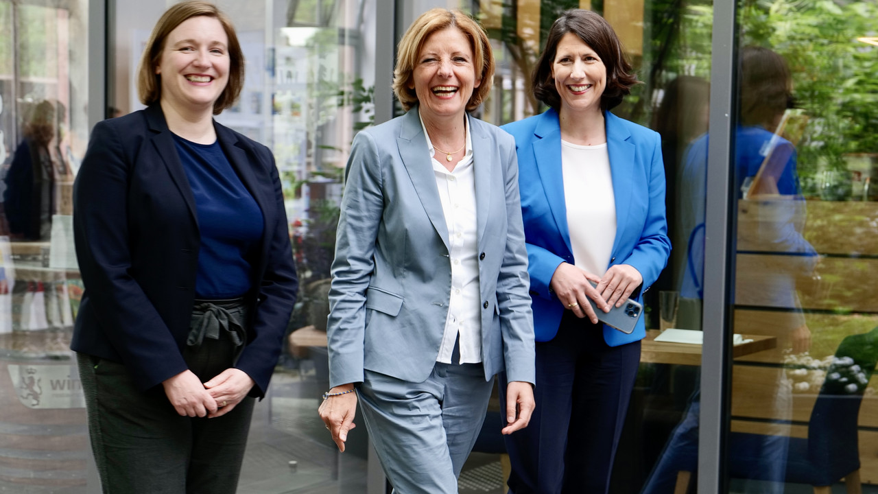 Pressekonferenz mit Malu Dreyer, Katharina Binz und Daniela Schmitt zu einem Jahr Regierungsarbeit in Rheinland-Pfalz.