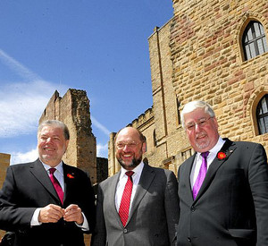 Ministerpräsident Kurt Beck, der Präsident des Europäischen Parlaments, Martin Schulz, und  Landtagspräsident Joachim Mertes vorm Hambacher Schloss; Bild: Benz / © Staatskanzlei