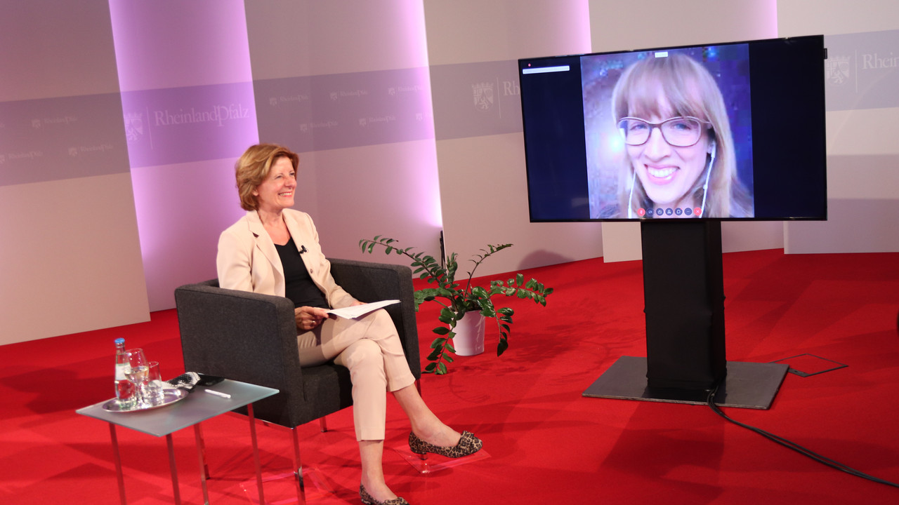 Ministerpräsidentin Malu Dreyer und die zukünftige erste deutsche Austronautin Dr. Insa Thile-Eich in der Frauenwerkstatt.