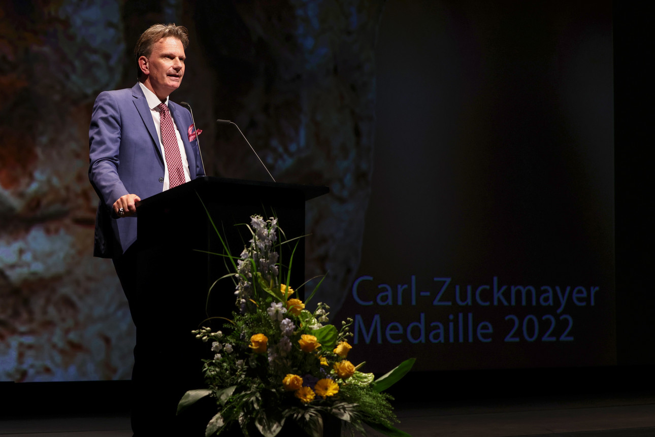 Ministerpräsidentin Malu Dreyer zeichnet den deutsch-syrischen Schriftsteller Rafik Schami mit der Carl-Zuckmayer-Medaille aus.