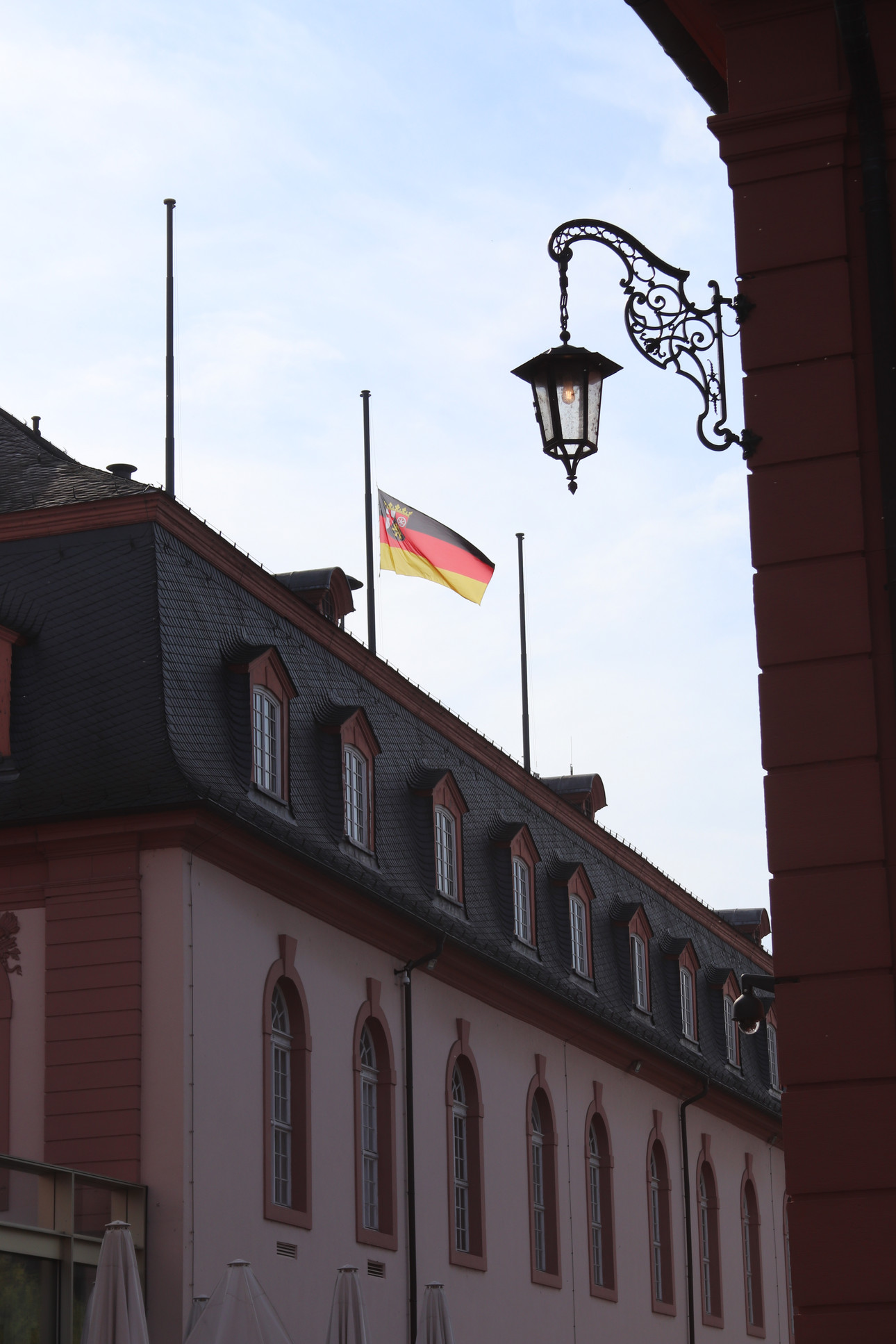 Halbmast auf der Staatskanzlei Rheinland-Pfalz.