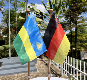 Die Fahne von Ruanda neben der Fahne von Rheinland-Pfalz.