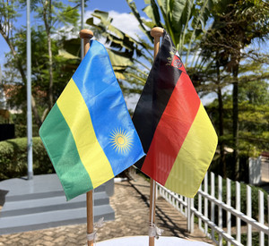 Die Fahne von Ruanda neben der Fahne von Rheinland-Pfalz.