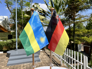 Die Fahne von Ruanda neben der Fahne von Rheinland-Pfalz.