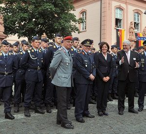 Ministerpräsidentin Malu Dreyer und Landtagspräsident Joachim Mertes beim Feierlichen Gelöbnis der Bundeswehr; Foto: Torsten Silz / © Landtag Rlp