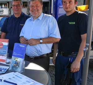 Ministerpräsident Kurt Beck mit Mitarbeitern des THW beim 9. Ehrenamtstag in Koblenz;