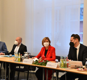 Ministerpräsidentin Malu Dreyer beim Runden Tisch Impfen