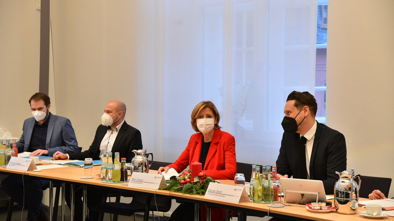 Ministerpräsidentin Malu Dreyer beim Runden Tisch Impfen