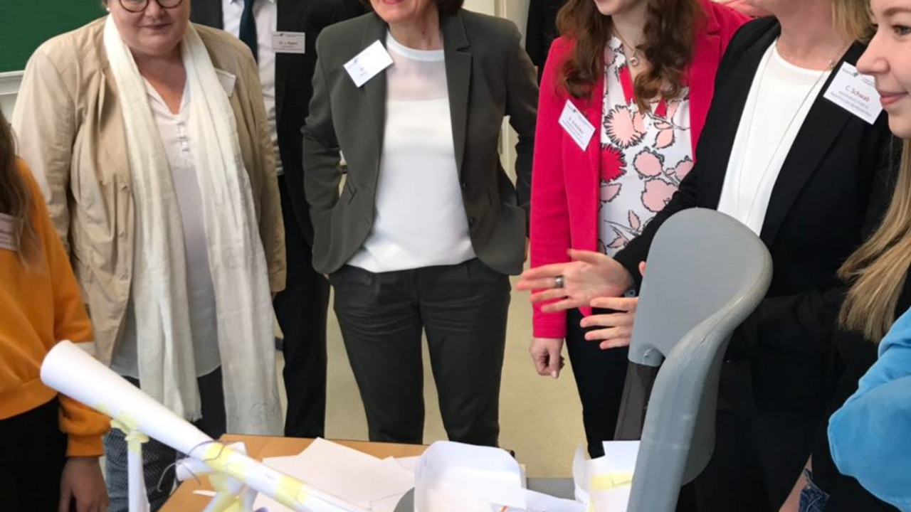 Ministerpräsidentin Malu Dreyer im Gespräch mit Schülerinnen und Schülern