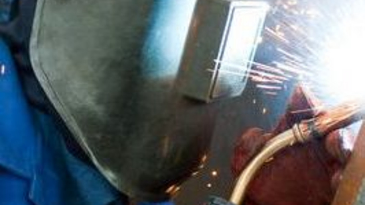 Geduldete sollen durch das Bleiberecht eine Ausbildung erfolgreich abschließen können, beispielsweise in der Metallbranche; Bild: dpa