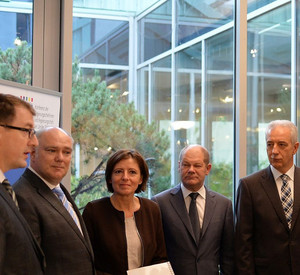 Malu Dreyer bei der Übergabe des Konvergenz-Gutachtens; Bild: brandenburg.de