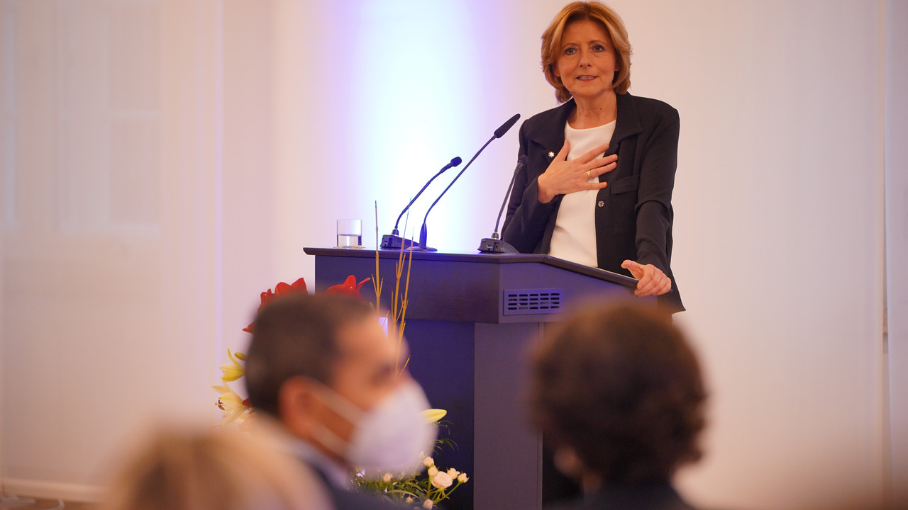 Ministerpräsidentin Malu Dreyer ehrt BioNTech-Gründer Özlem Türeci und Uğur Şahin mit Laudatio