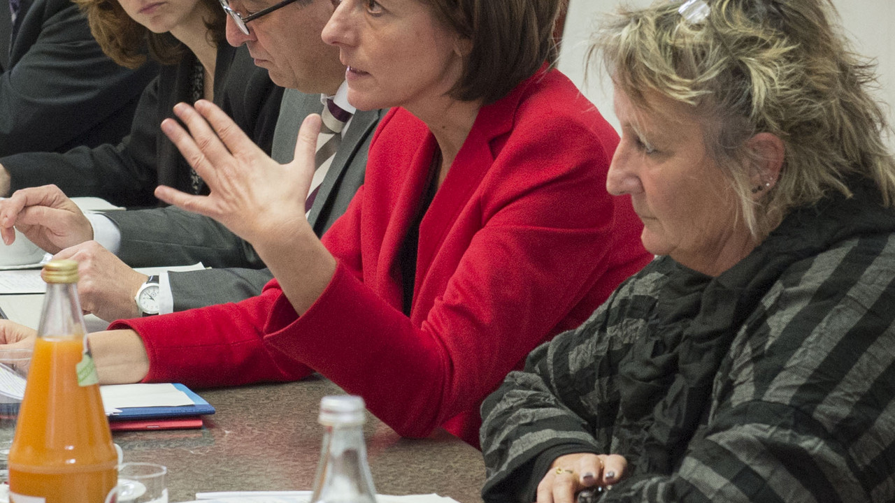 Ministerpräsidentin Malu Dreyer lud den Pakt für Rheinland-Pfalz und Fachleute betroffener Bereiche zum Thema Flüchtlinge ein; Bild: Pulkowski / © Staatskanzlei