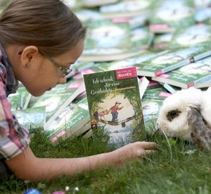 Mädchen mit dem Buchgeschenk; Bild: dpa