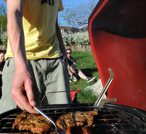 Symbolbild Grillen; Bild: dpa