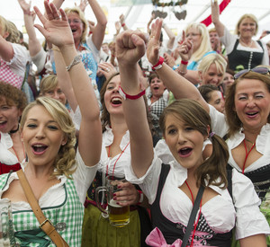 Die Stadt Speyer hat sich den Dirndlweltrekord geholt: 1973 Dirndlträgerinnen und -träger stürmten am Samstag ins Festzelt auf dem Speyerer Brezelfest. Bild: dpa