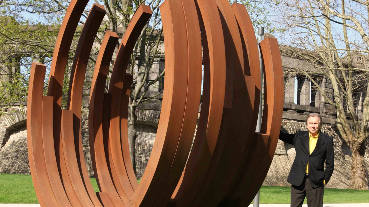 Bernar Venet mit seiner Stahlskulptur; Bild: Beier.