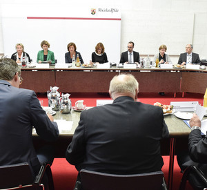 Treffen am ovalen Tisch
