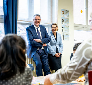Ministerpräsident Alexander Schweitzer und Bildungsministerin Dr. Stefanie Hubig zu Besuch in der Mainzer Goetheschule.