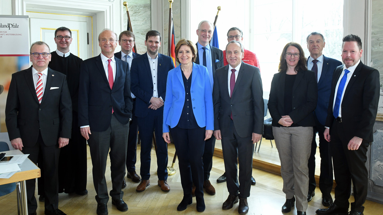 Ministerpräsidentin Malu Dreyer und Wissenschaftsminister Prof. Dr. Konrad Wolf bei der Unterzeichnung des Kooperationsvertrags zum Medizincampus Trier