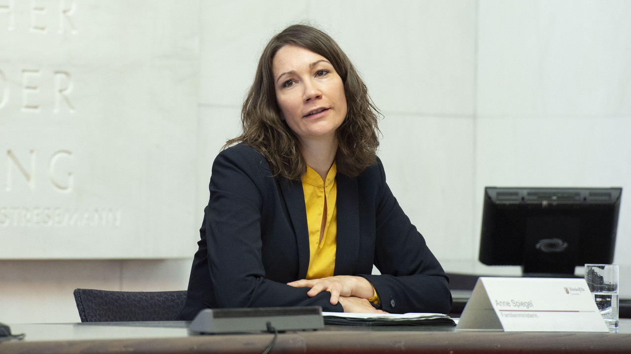 Ministerin Anne Spiegel bei der Pressekonferenz zum Schutzschild für Vereine in Not.